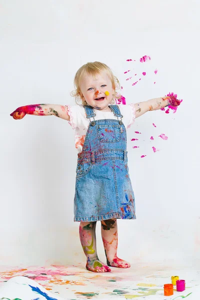 床に絵画の小さな女の子 — ストック写真