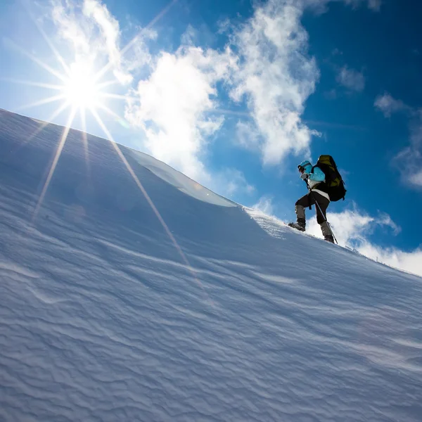 Kış dağlarında yürüyüş yapan