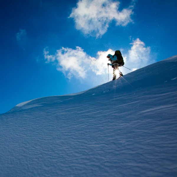 Escursionista in montagna invernale — Foto Stock