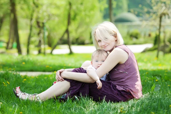 Матір з дитиною відпочити в парку — стокове фото