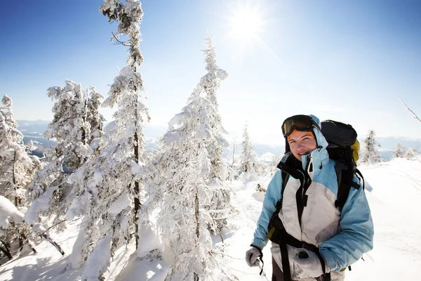 Escursionista in montagna invernale — Foto Stock