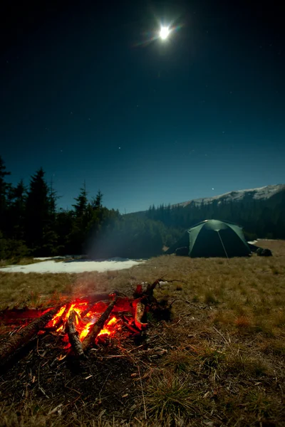 Perapian selama istirahat di dekat tenda di malam hari — Stok Foto