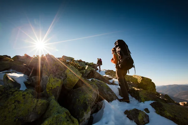 Wanderer wandern im herbstlichen Gebirge — Stockfoto