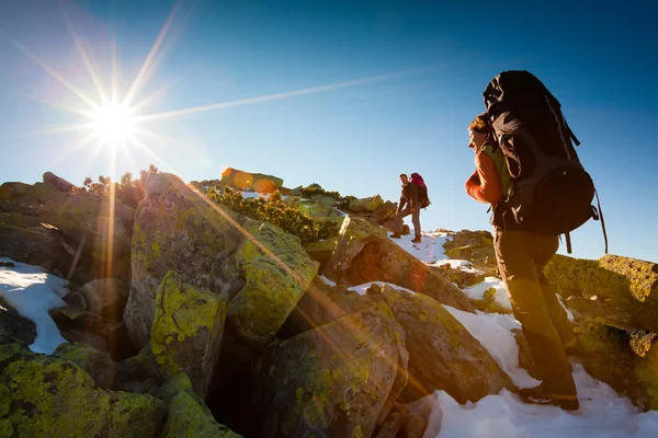 Vandrare vandring i höst berg — Stockfoto