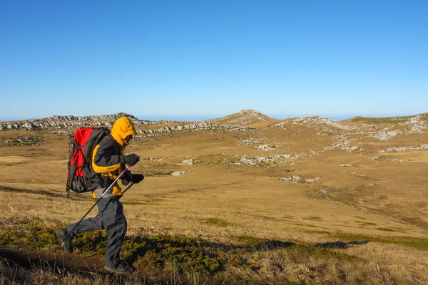 El excursionista es una montaña descendente en las montañas de Crimea —  Fotos de Stock