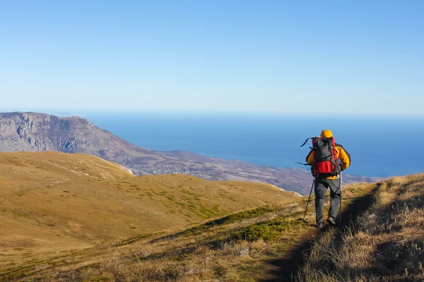 Vandrare går på platån i Crimea berg — Stockfoto