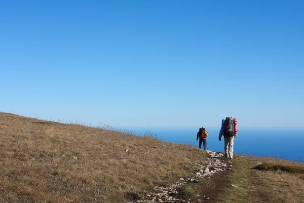 Wandelaar is aflopende berg in Crimea bergen — Stockfoto