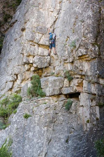 Man practices in climbing at the rock in the Crimea mountains — Stock Photo, Image