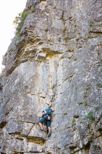 Man practices in climbing at the rock in the Crimea mountains — Stock Photo, Image