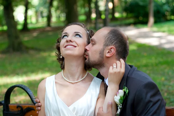 Happy bride and groom on their wedding day — Stock Photo, Image