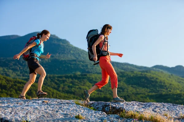 Dos mujeres es trekking en las montañas de Crimea con mochilas — Foto de Stock