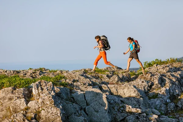 Két női trekking, a hátizsák Crimea-hegység — Stock Fotó