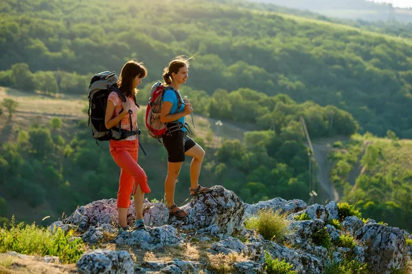 İki kadın sırt çantaları ile Crimea dağlarda trekking — Stok fotoğraf