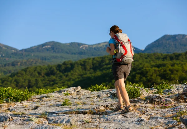 İki kadın sırt çantaları ile Crimea dağlarda trekking — Stok fotoğraf