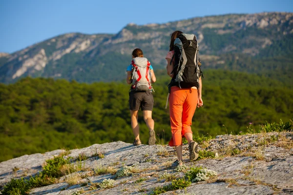 Dos mujeres es trekking en las montañas de Crimea con mochilas — Foto de Stock