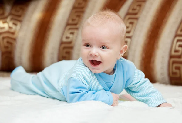 Caucasico bambino ragazzo gioiosamente sorride alla macchina fotografica — Foto Stock