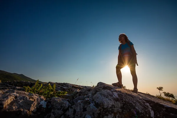 Trekker en las montañas de la Crimea al amanecer — Foto de Stock