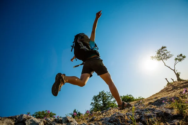 Caminante salta sobre la roca — Foto de Stock