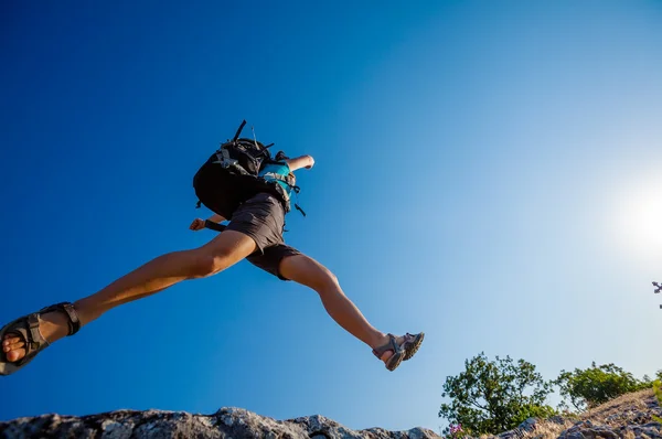 Caminante salta sobre la roca — Foto de Stock