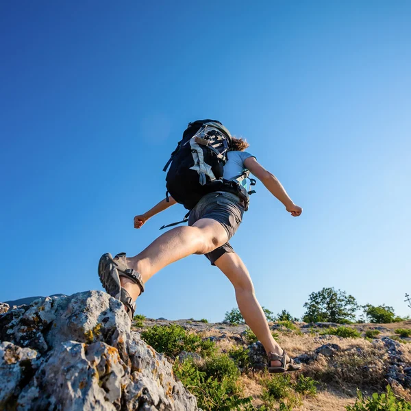 Caminante salta sobre la roca — Foto de Stock