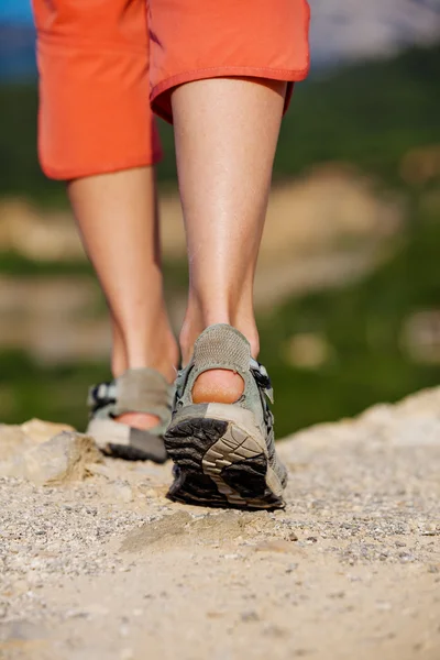Trekker maakt haar weg in sandalen loseup — Stockfoto