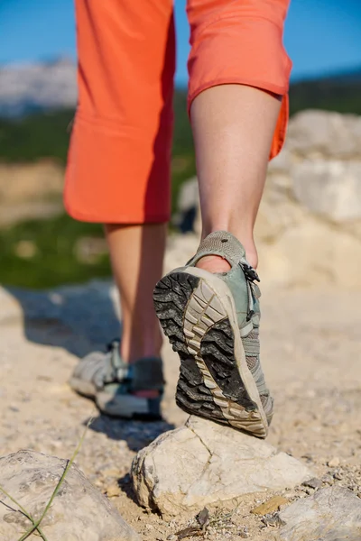 Trekker maakt haar weg in sandalen loseup — Stockfoto