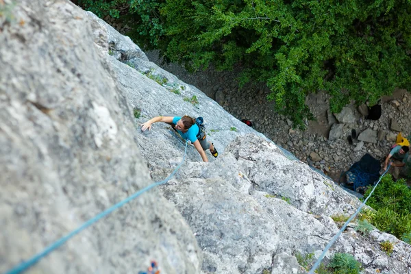 Las prácticas de la mujer en la escalada en la roca en las montañas de Crimea —  Fotos de Stock