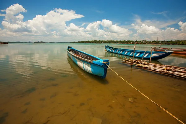 Schilderachtig uitzicht op grote meer in Sri Lanka met fishman van boot — Stockfoto