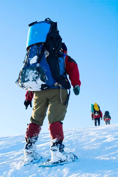Turista se v zimních horách — Stock fotografie