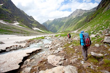 Kafkas Dağları'nda uzun yürüyüşe çıkan kimse