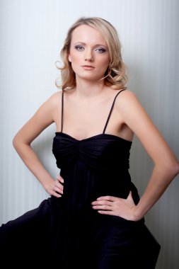 Stüdyoda poz ve kameraya gülümseyen güzel kadın