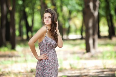 Genç güzel beyaz kadın dinlenme Parkı içinde götürür. 