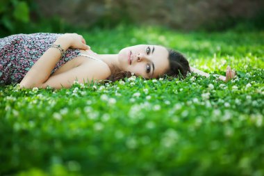 Genç güzel beyaz kadın dinlenme Parkı içinde götürür. 