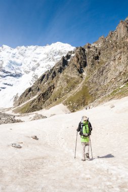 Caucasus mountai kar ile kaplı duvar hikier yaklaşıyor