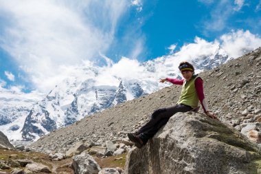 Hikier kaplı duvar fuarlarında Kafkasya'da kar ile kaplı 