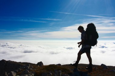 Backpackers siluet, Crimea dağlarda Hiking