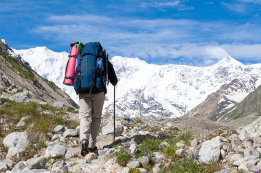 Caucasus mountai kar ile kaplı duvar hikier yaklaşıyor