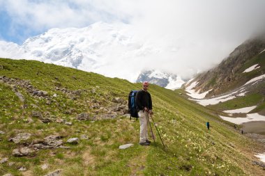 Hikier Bezengi reg Kafkasya dağlarında dağ tırmanma