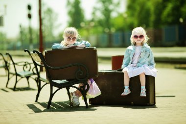 Küçük kız resmi railw Bagaj ile bakarak vintage