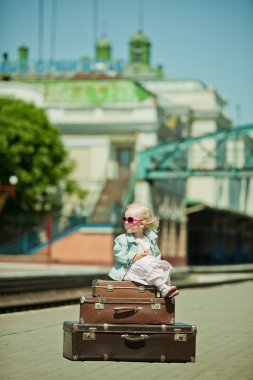Küçük kızın resmi demiryolu Bagaj ile seyir vintage