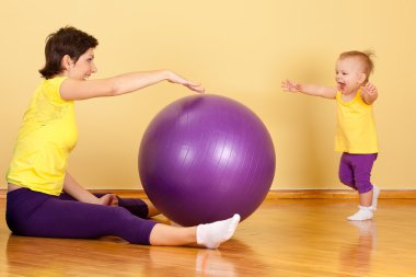 Annenin bebeği ile birlikte fitness egzersizleri yaptığı