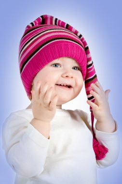 Küçük beyaz kız stüdyoda poz