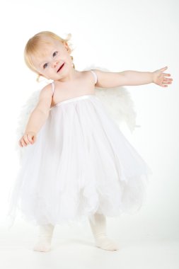 Küçük beyaz kız stüdyoda poz