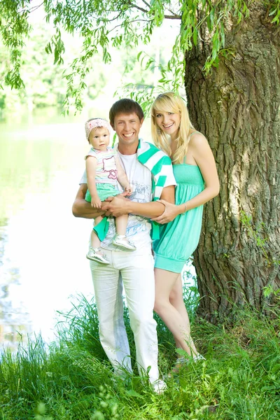 Familia feliz en el parque — Foto de Stock