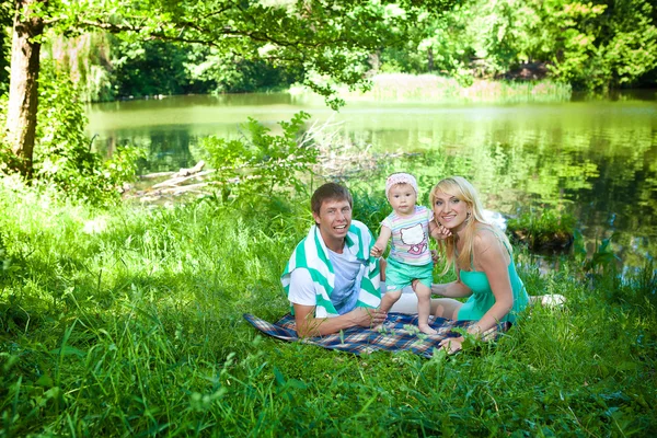 Familia feliz en el parque — Foto de Stock