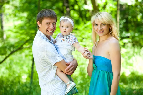 Gelukkig gezin in het park — Stockfoto