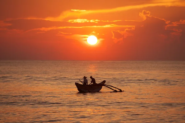 Vista panorámica del gran lago en Sri Lanka con pescador en barco —  Fotos de Stock