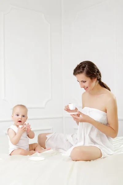 Familia feliz. Madre y su hijo jugando y sonriendo en la cama — Foto de Stock