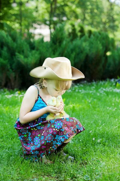 Perempuan bermain dengan ayam dan bebek — Stok Foto