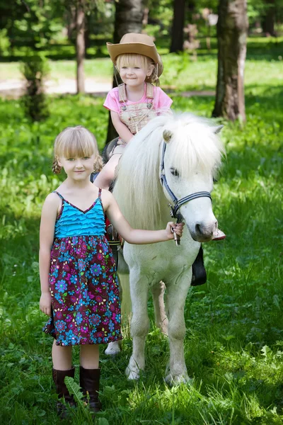 Las niñas dan un paseo con pony —  Fotos de Stock